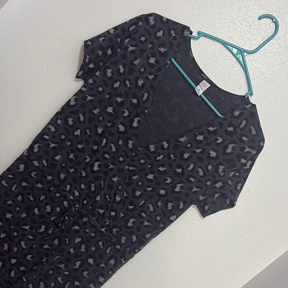 Stylish Black and Gray Patterned Jumper with waistband! Size Medium.